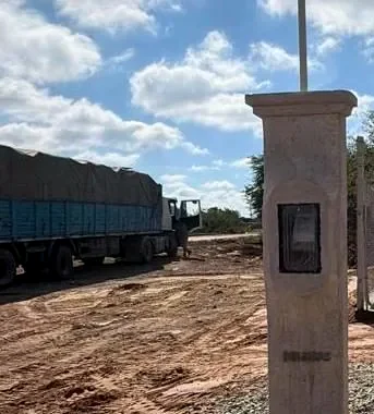 Camión con acoplado en el sitio