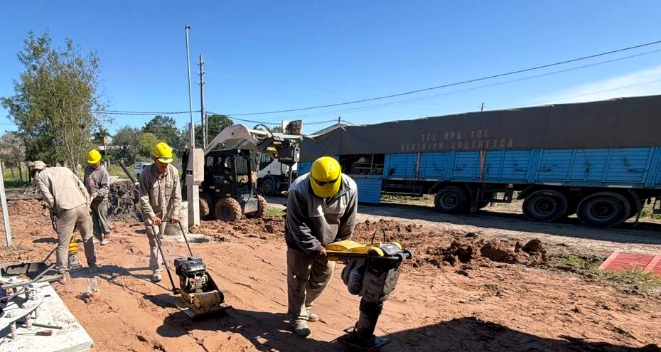 Camión de la flota con los trabajadores en el sitio