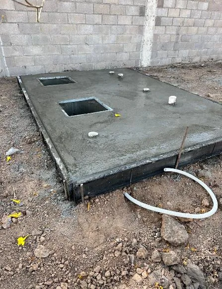 Platea de hormigón fresco con pases
