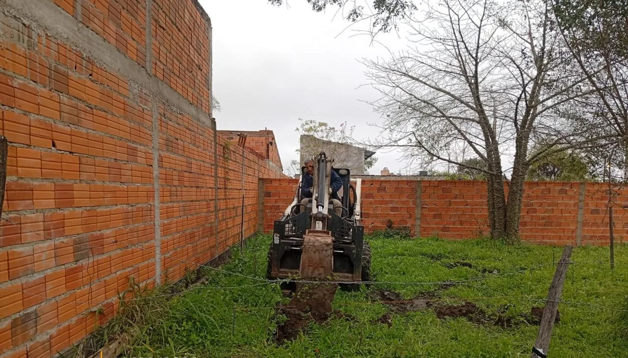 Minicargadora Terex con hoyadora en el sitio